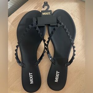 Matte black faux studded Mix It flip flops. NWOT size 9